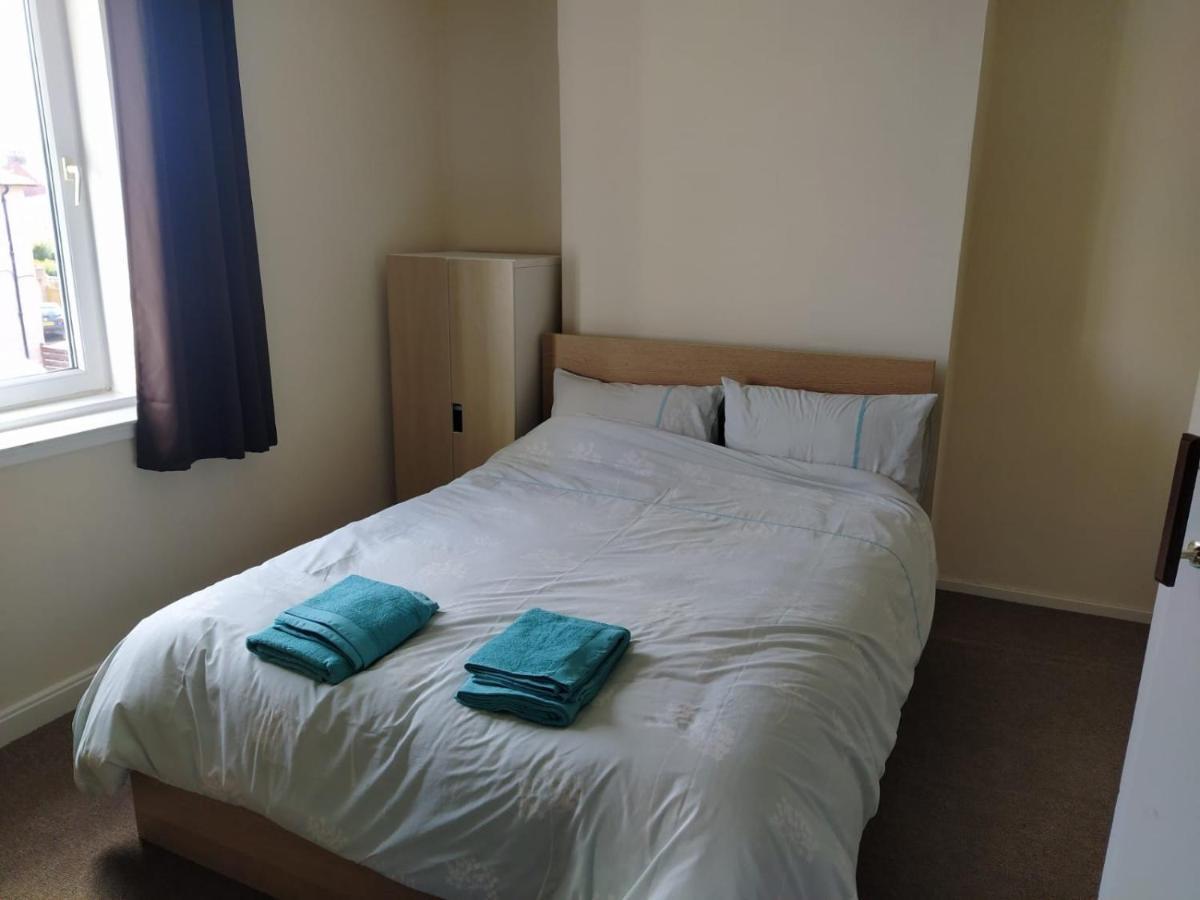 Self Catering 2 Bedroom Flat, Frequent Buses, 1-Minute Walk To Bus Stop, 20 Minutes To City Center Edinburgh Exterior photo