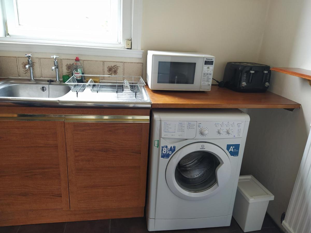 Self Catering 2 Bedroom Flat, Frequent Buses, 1-Minute Walk To Bus Stop, 20 Minutes To City Center Edinburgh Exterior photo