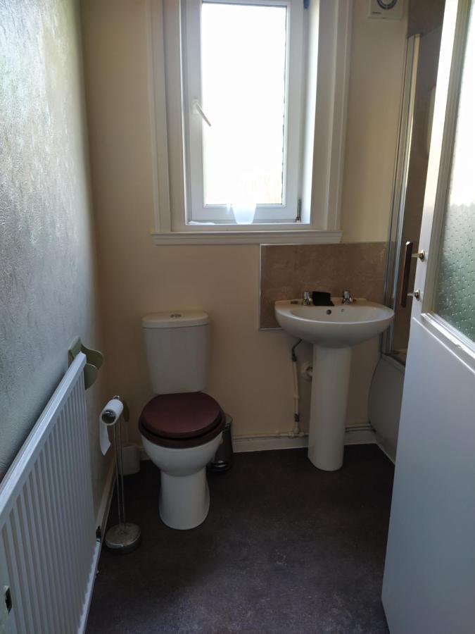 Self Catering 2 Bedroom Flat, Frequent Buses, 1-Minute Walk To Bus Stop, 20 Minutes To City Center Edinburgh Exterior photo