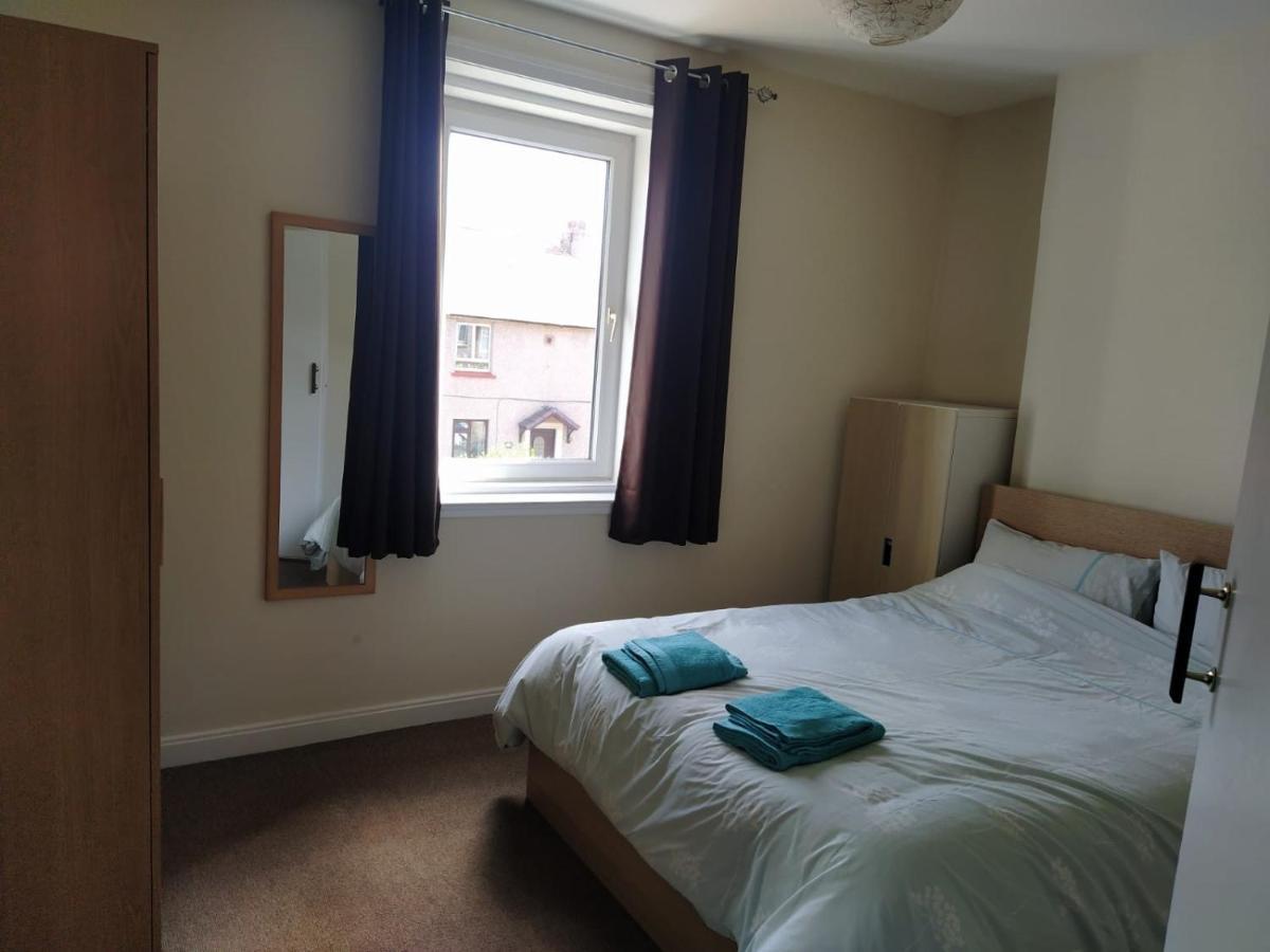Self Catering 2 Bedroom Flat, Frequent Buses, 1-Minute Walk To Bus Stop, 20 Minutes To City Center Edinburgh Exterior photo
