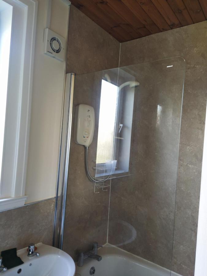 Self Catering 2 Bedroom Flat, Frequent Buses, 1-Minute Walk To Bus Stop, 20 Minutes To City Center Edinburgh Exterior photo