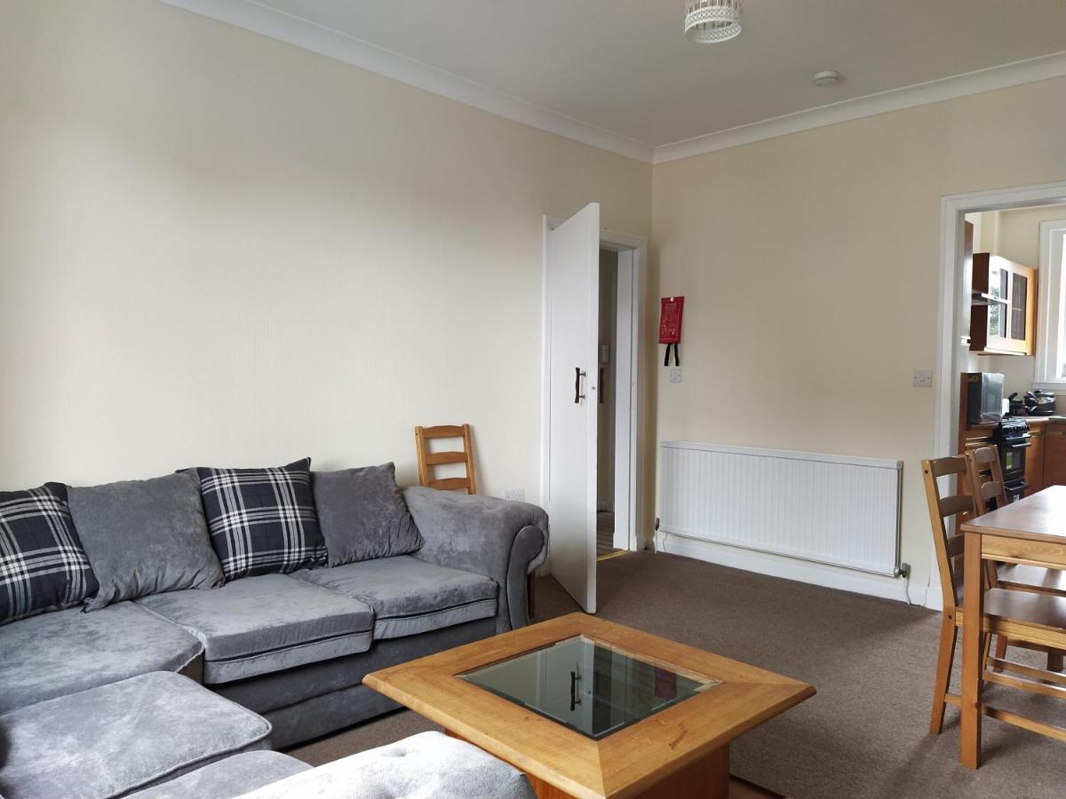 Self Catering 2 Bedroom Flat, Frequent Buses, 1-Minute Walk To Bus Stop, 20 Minutes To City Center Edinburgh Exterior photo